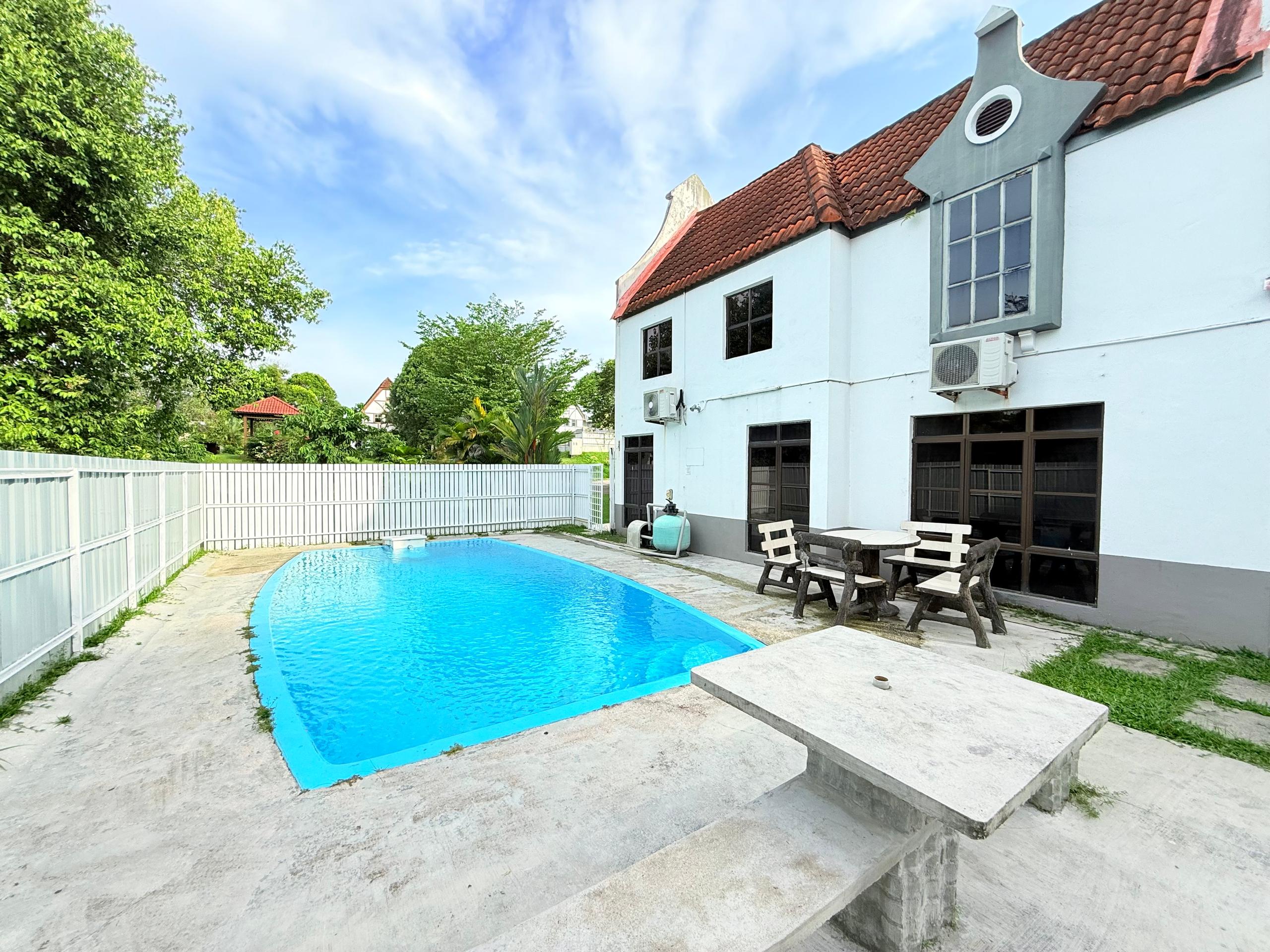 Fong Homestay private homestay with swimming pool at A'Famosa Resort, Melaka